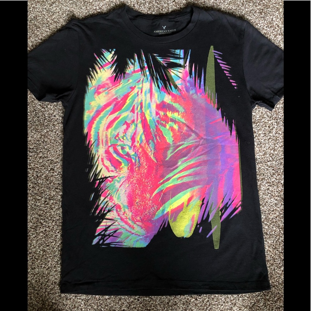 Men’s American Eagle T-shirt.